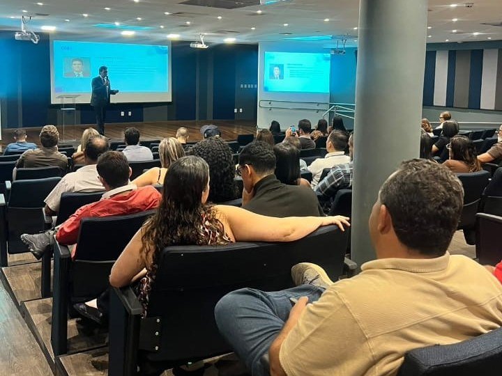 Auditório lotado durante a palestra de José Antonio Bastos em evento do Sebrae